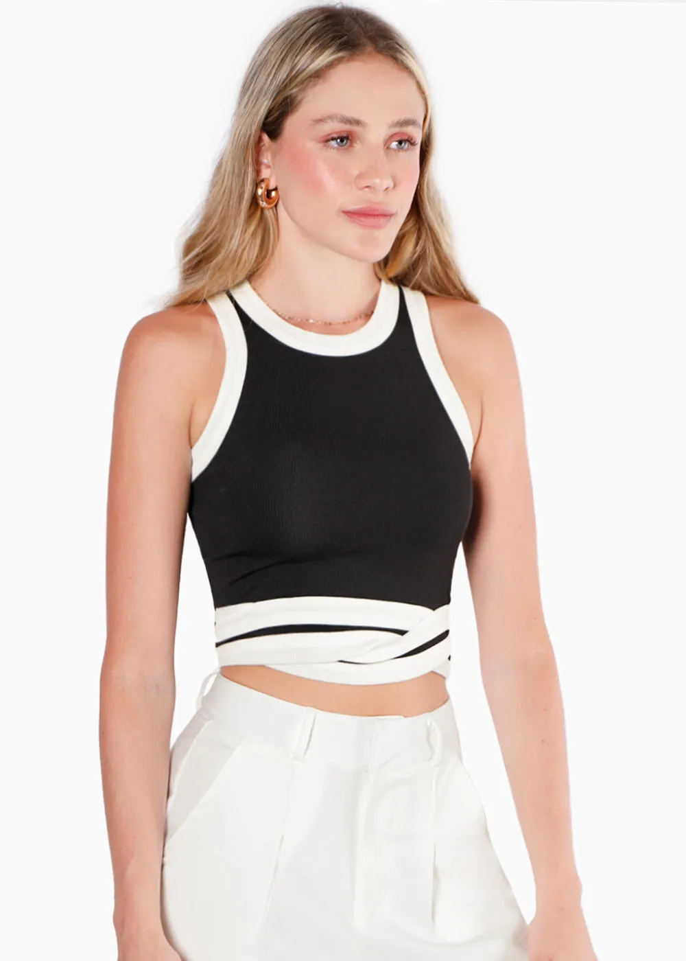 Blusa corta sin mangas, con sesgos en contraste y entrelazado en cintura - TRINITY