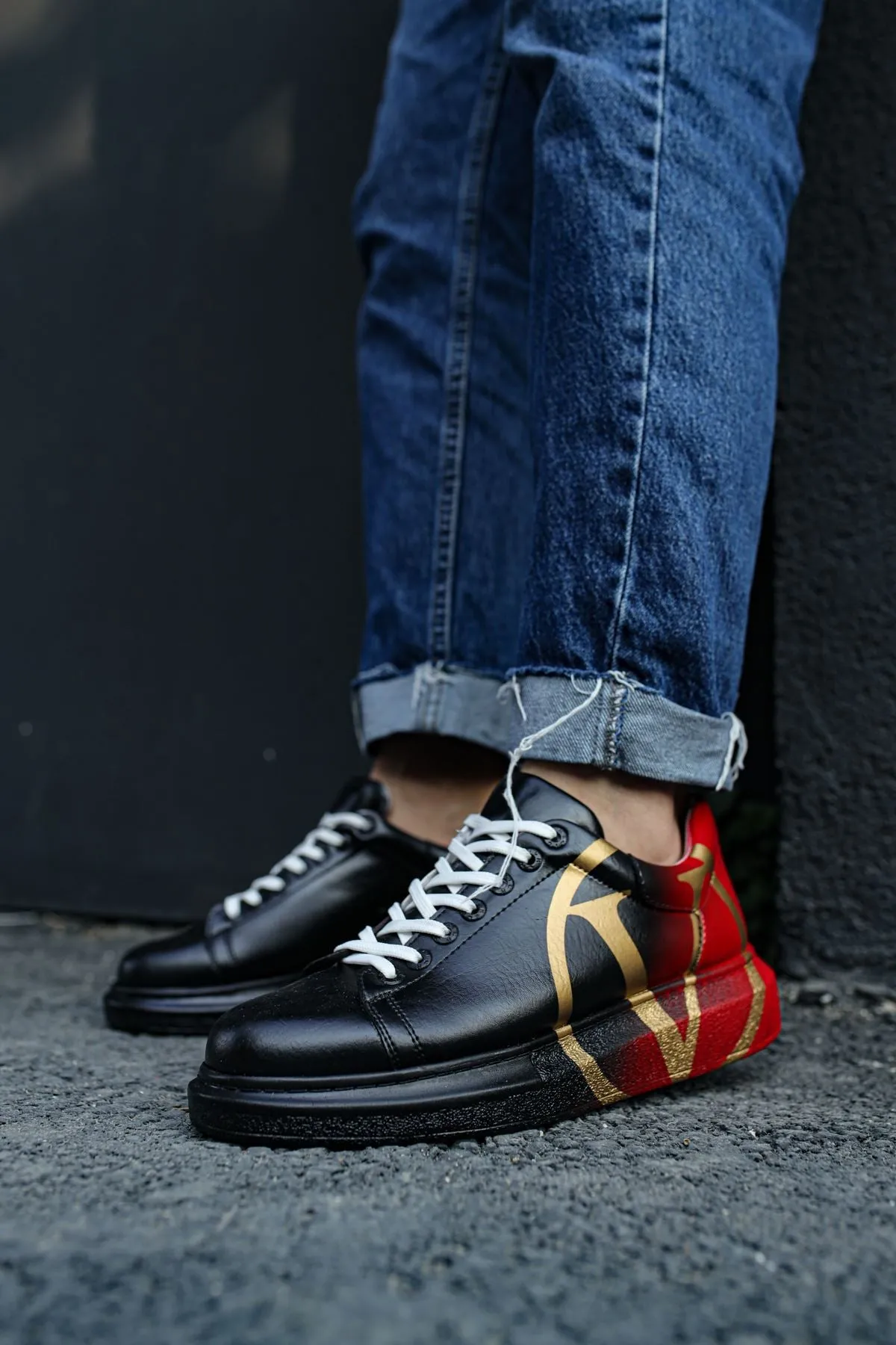 Red Black Graffiti Sneaker CH411
