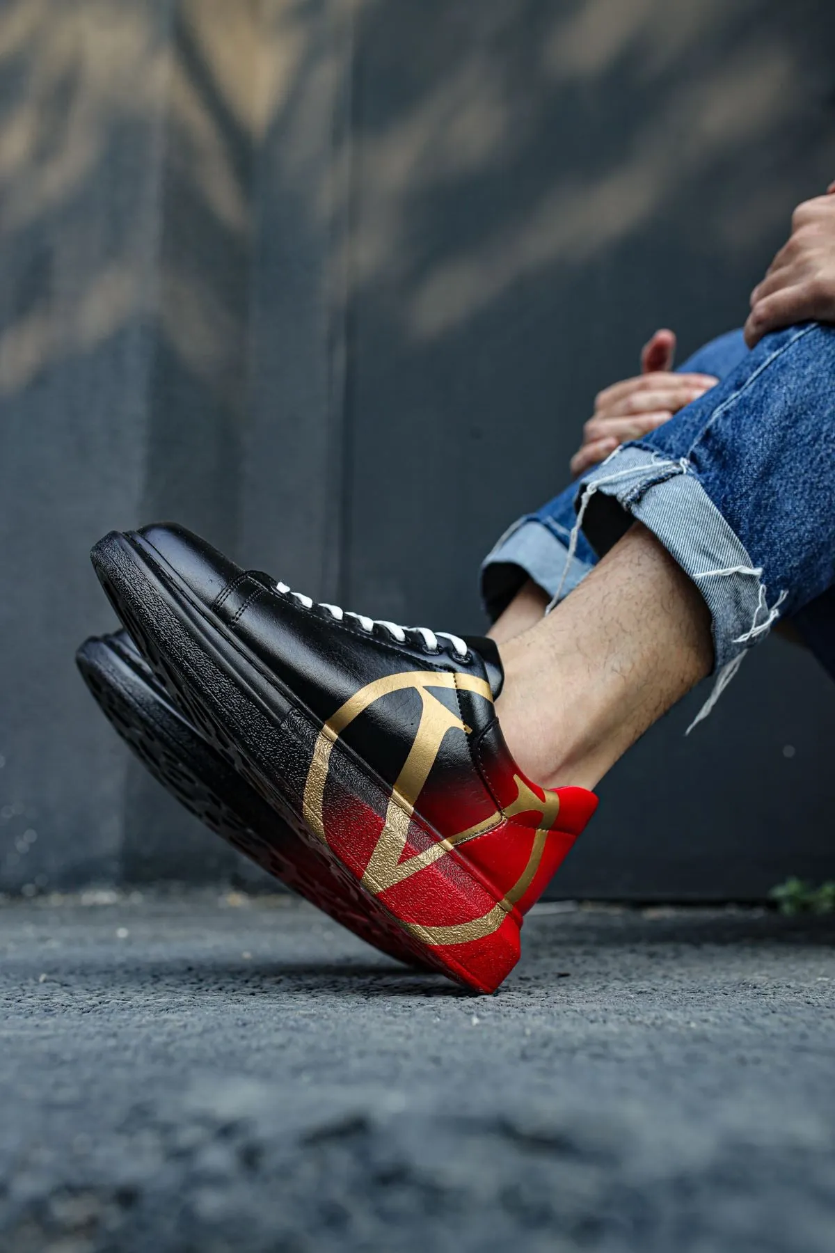 Red Black Graffiti Sneaker CH411
